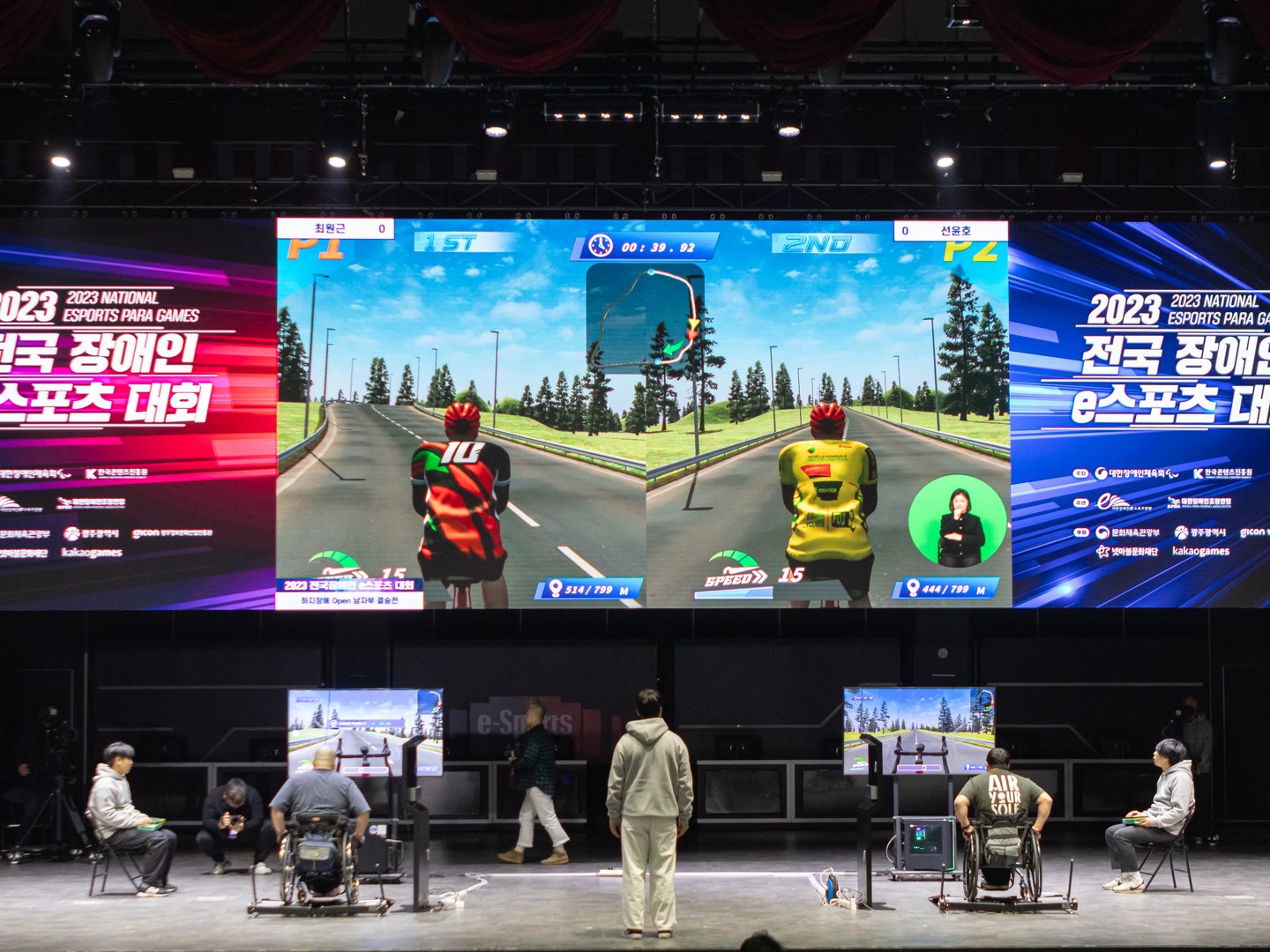 제1회 전국장애인이스포츠대회(2023) 무대에서 휠체어 레이싱 경기를 하는 선수들